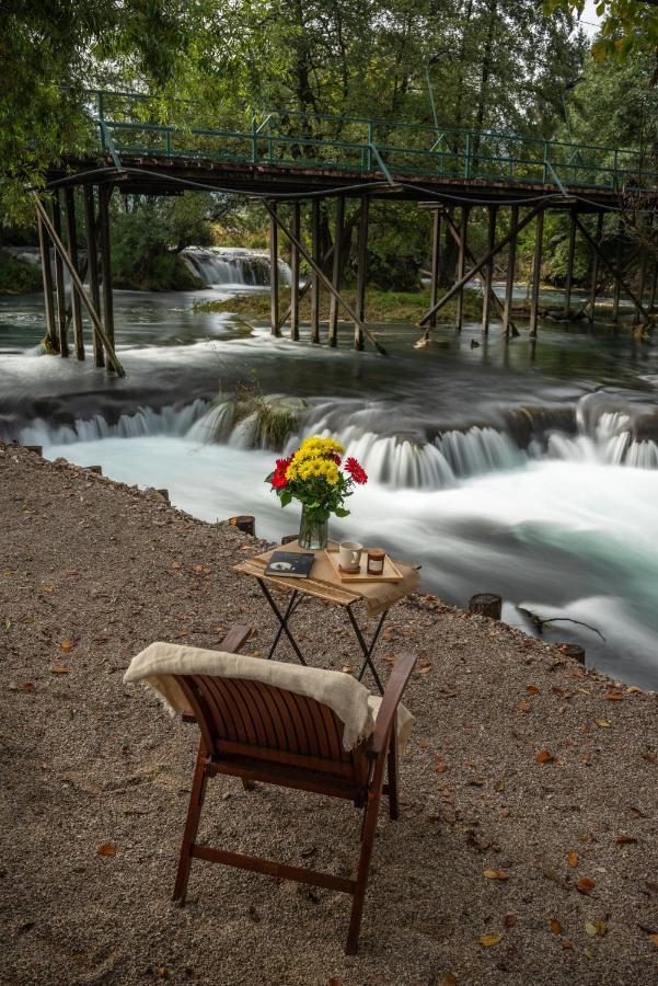 הוילה Bihać Waterfall Glamping Cabin מראה חיצוני תמונה