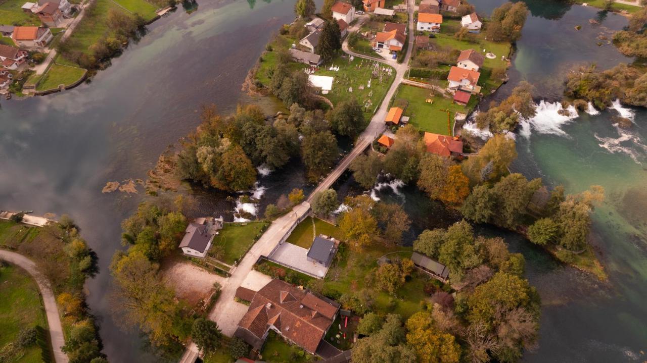 הוילה Bihać Waterfall Glamping Cabin מראה חיצוני תמונה